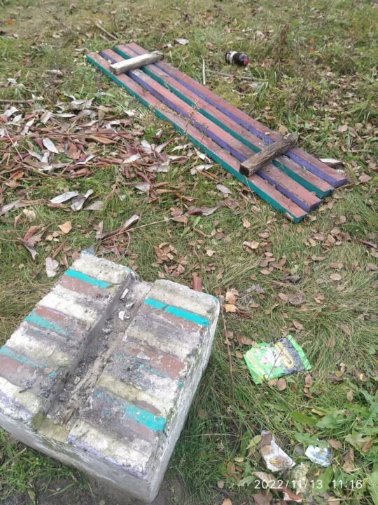 У Дніпрі малолітні вандали зламали лавку на дитячому майданчику - рис. 2