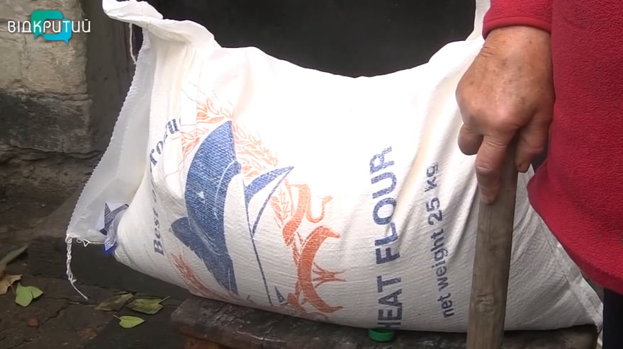 Для душистой выпечки: на Днепропетровщине жителям раздают муку - рис. 1