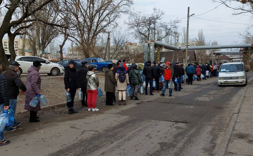 В Днепре выстроились большие очереди за водой - рис. 3