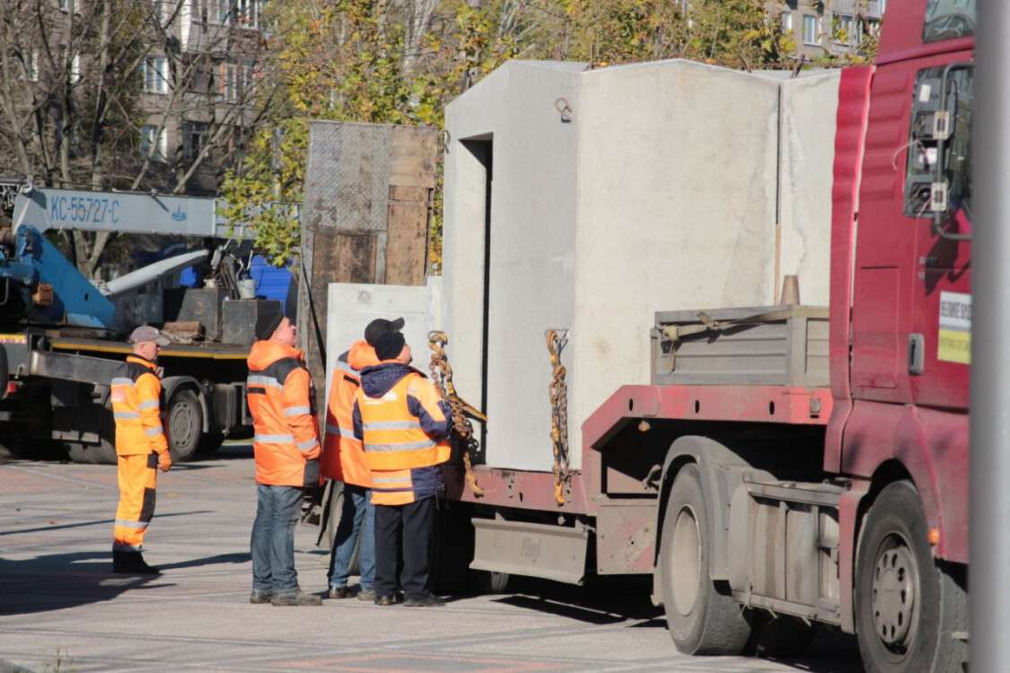 На житловому масиві Перемога у Дніпрі встановлюють нові бетонні захисні споруди - рис. 2
