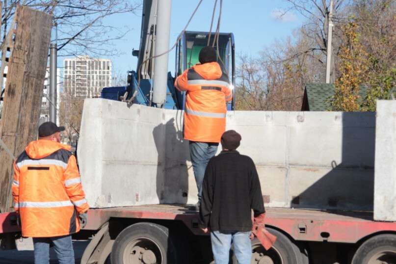 На житловому масиві Перемога у Дніпрі встановлюють нові бетонні захисні споруди - рис. 1