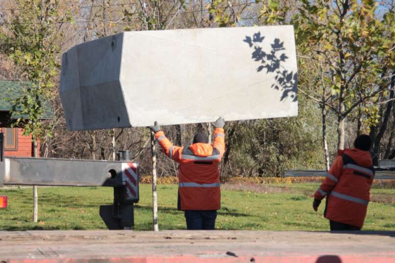 На житловому масиві Перемога у Дніпрі встановлюють нові бетонні захисні споруди - рис. 3