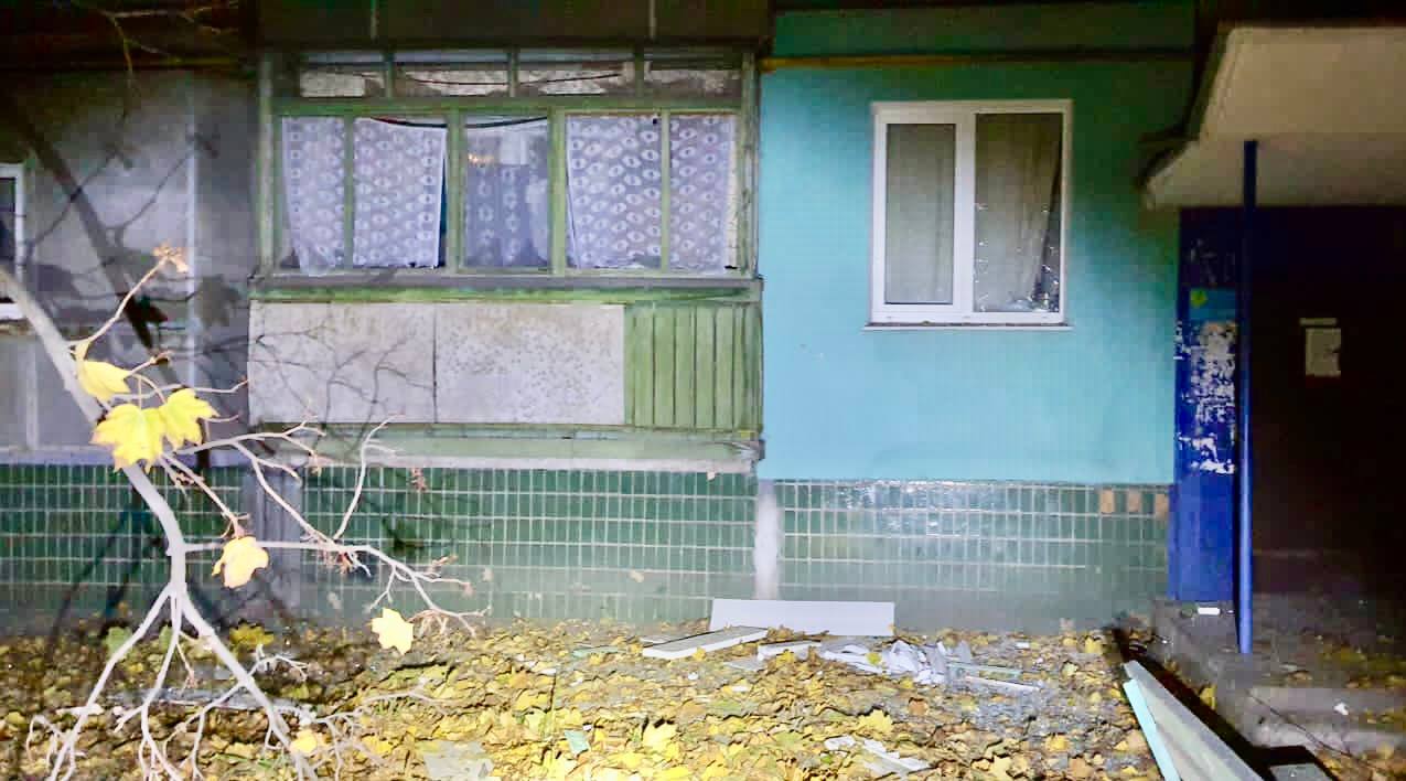 Российские оккупанты всю ночь обстреливали две громады Днепропетровщины: повреждены гражданские объекты - рис. 1