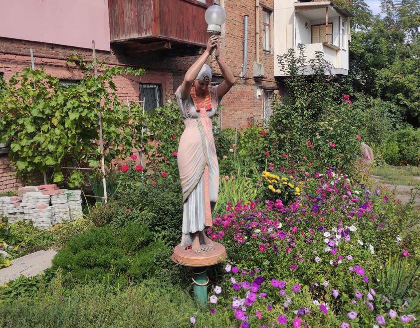 В одному з дворів Дніпра помітили статую античної жриці - рис. 1