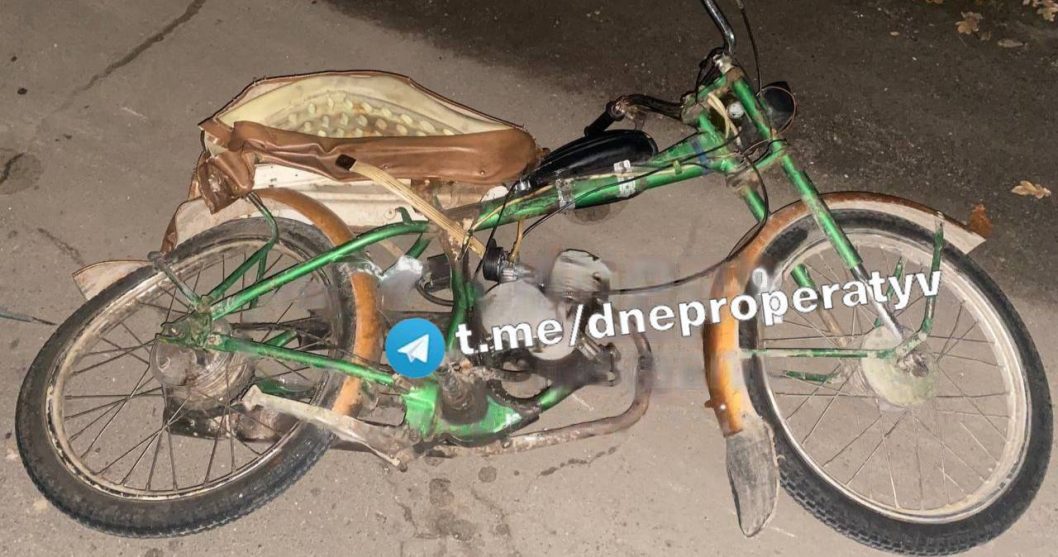 В Криворожском районе «УАЗ» сбил двух подростков на мопеде: детей госпитализировали в больницу - рис. 1