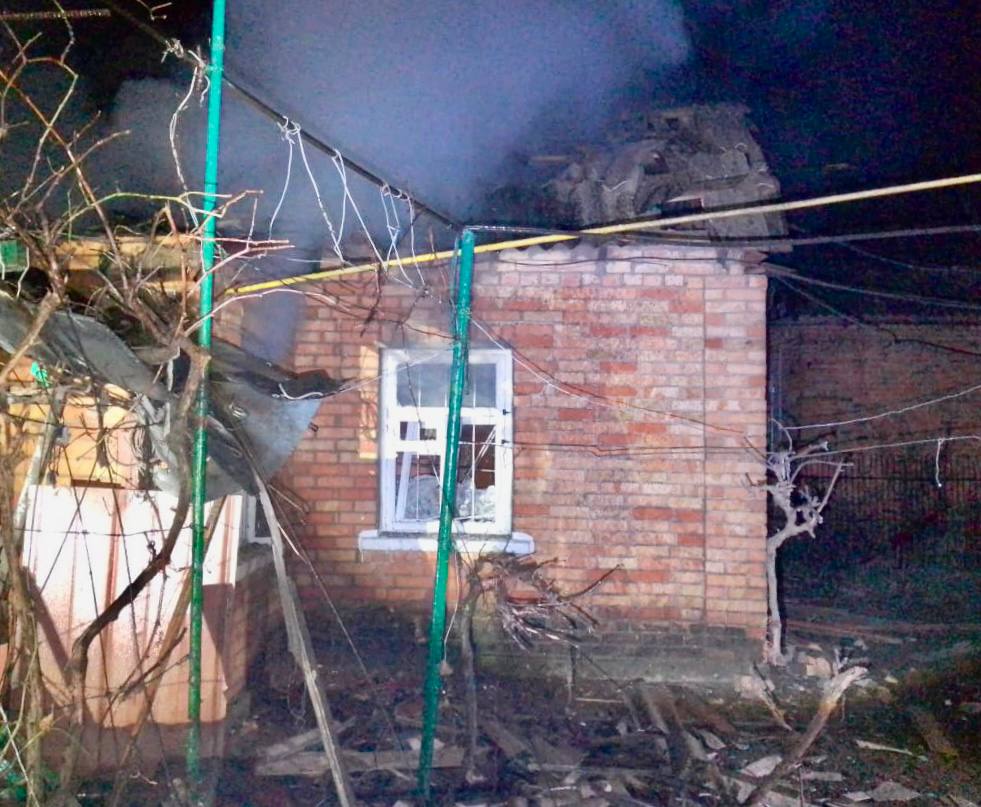 Российские оккупанты ночью обстреливали три громады Никопольщины: есть пострадавшие - рис. 4