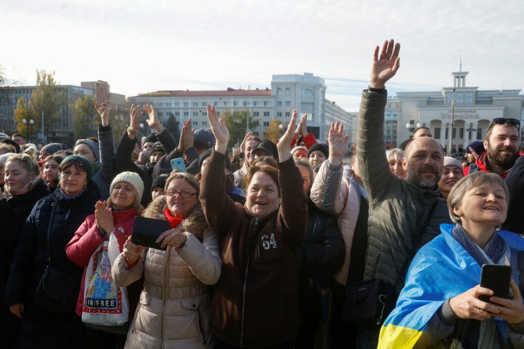 Над городом подняли сине-желтый флаг: Президент Украины посетил деоккупированный Херсон - рис. 4