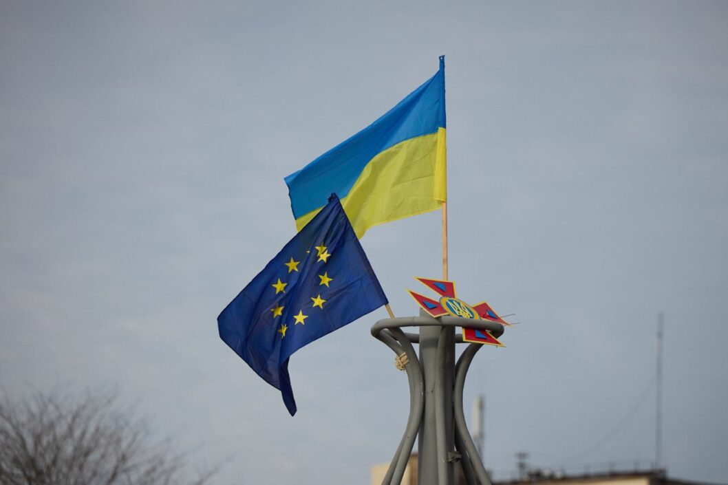 Над городом подняли сине-желтый флаг: Президент Украины посетил деоккупированный Херсон - рис. 1