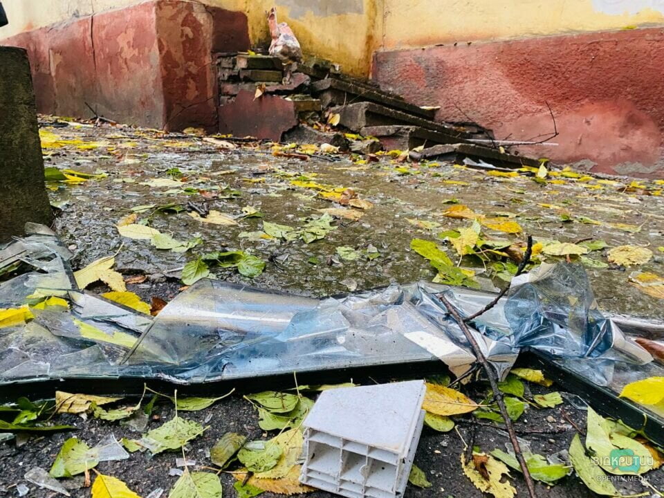 В Днепре в результате ракетного удара жильцы дома остались без крыши над головой - рис. 2