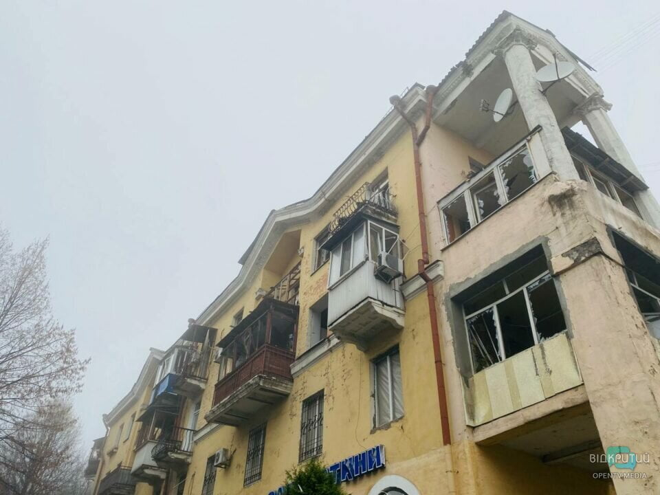 В Днепре в результате ракетного удара жильцы дома остались без крыши над головой - рис. 1
