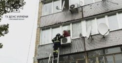 Спас от падения с 4 этажа: в Каменском чрезвычайники сняли бабушку с кондиционера - рис. 9