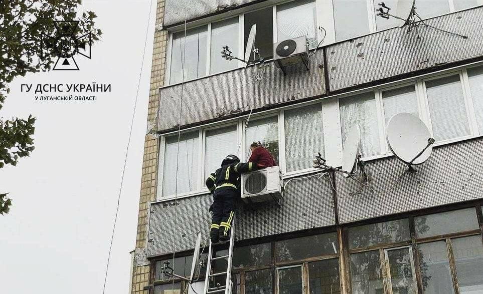 Спас от падения с 4 этажа: в Каменском чрезвычайники сняли бабушку с кондиционера - рис. 1