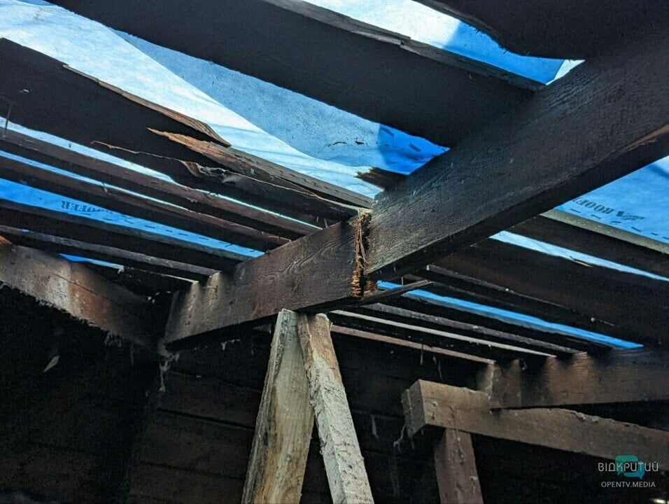 В Днепре в результате ракетного удара жильцы дома остались без крыши над головой - рис. 5