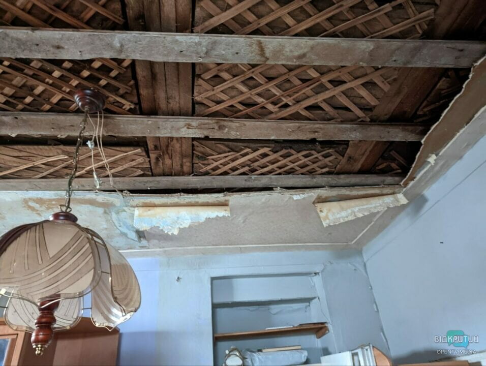 В Днепре в результате ракетного удара жильцы дома остались без крыши над головой - рис. 7