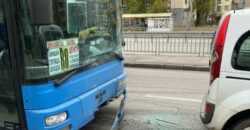 В Днепре произошла авария, закончившаяся угрозами ножом и разбитым стеклом автобуса: подробности - рис. 10