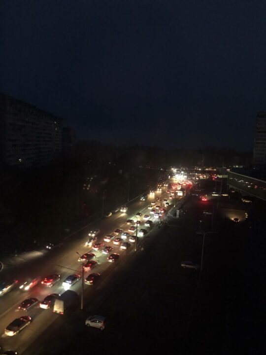 Отключение света в Днепре: не работает электротранспорт и метро, большие очереди на маршрутки и пробки на дорогах - рис. 4