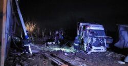 Пожар и разрушеные склады частного предприятия: полицейские показали последствия ночного ракетного удара по Днепру - рис. 6