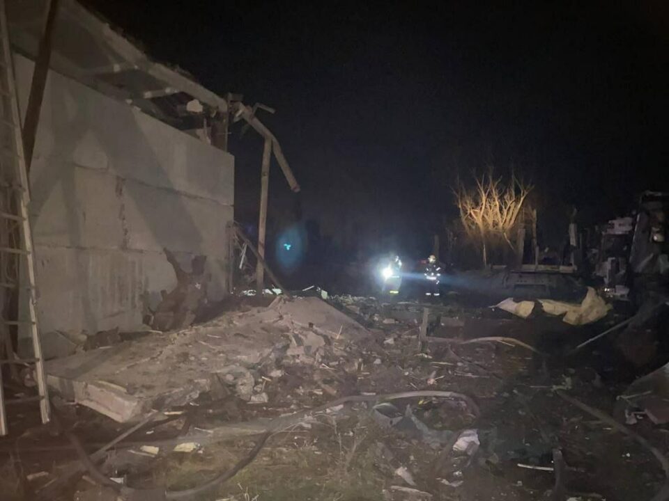 Пожежа та руйнування складів приватного підприємства: поліцейські показали наслідки нічного ракетного удару по Дніпру
