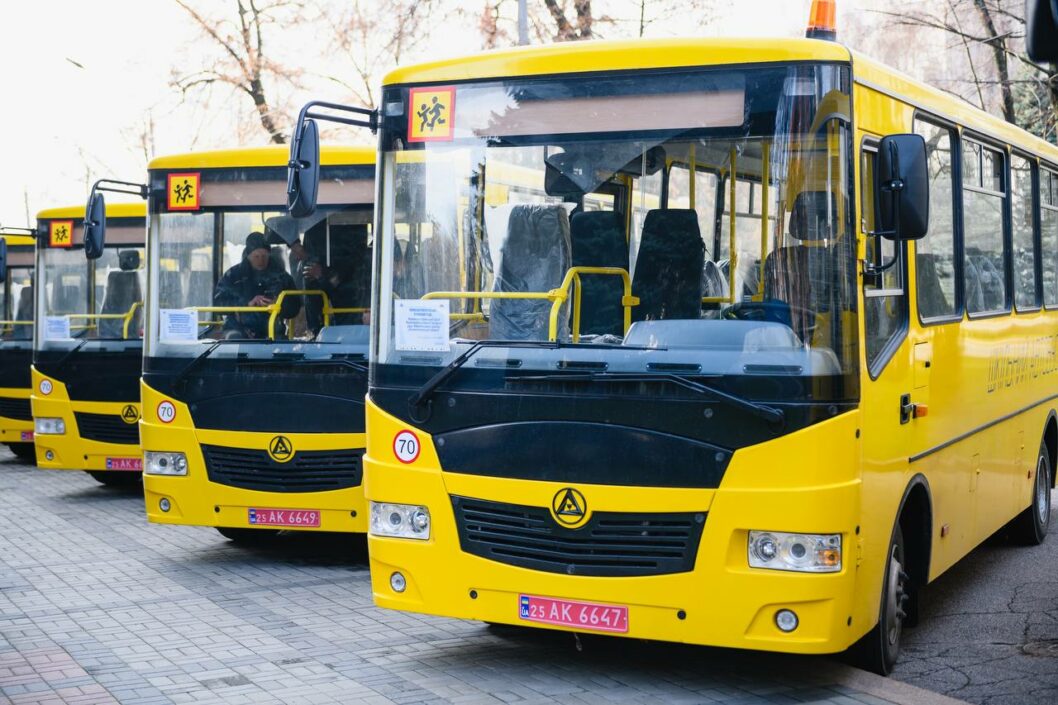 Громади Дніпропетровщини цьогоріч отримали перші 10 шкільних автобусів