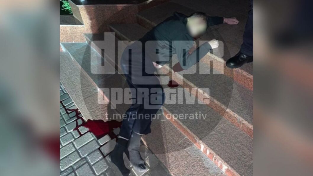 В Днепре под окнами одной из гостиниц нашли окровавленное тело мужчины - рис. 2