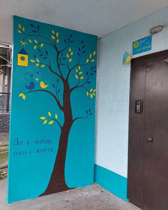 У Кривому Розі під'їзди будинків розмалювали патріотичними малюнками (Фото) - рис. 3