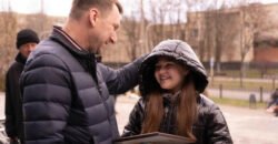 В Днепропетровской области девочка поет, чтобы собрать помощь для ВСУ - рис. 17