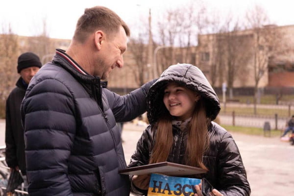 На Дніпропетровщині дівчинка співає, щоб зібрати допомогу для ЗСУ - рис. 1