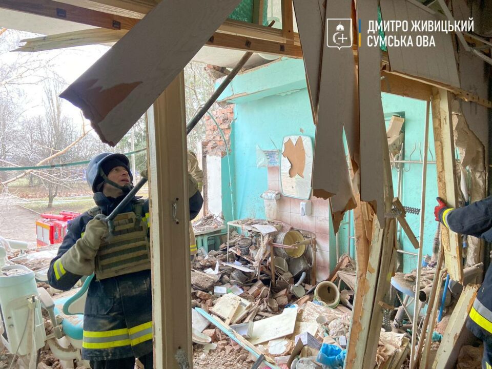 Погиб ребенок: российские оккупанты обстреляли больницу на Сумщине - рис. 1
