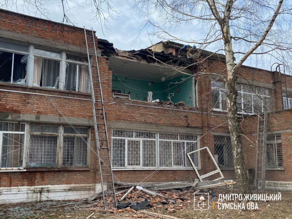Погиб ребенок: российские оккупанты обстреляли больницу на Сумщине - рис. 5