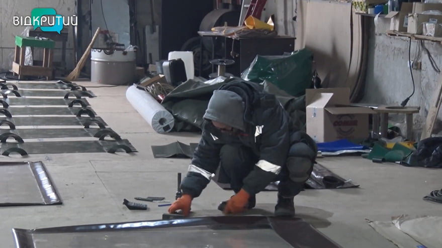 Тенты, медицинские носилки и гермомешки: волонтеры из Днепра производят оборудование для военных - рис. 1