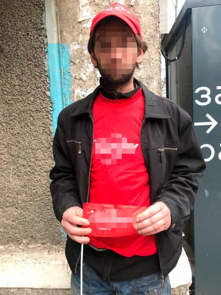 Розгулював з комуністичною символікою: у Нікополі чоловіку повідомили про підозру - рис. 1