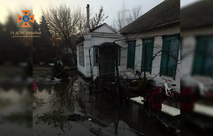 Більше 400 кубометрів води: у Дніпрі затопило житловий будинок і приватні території - рис. 3