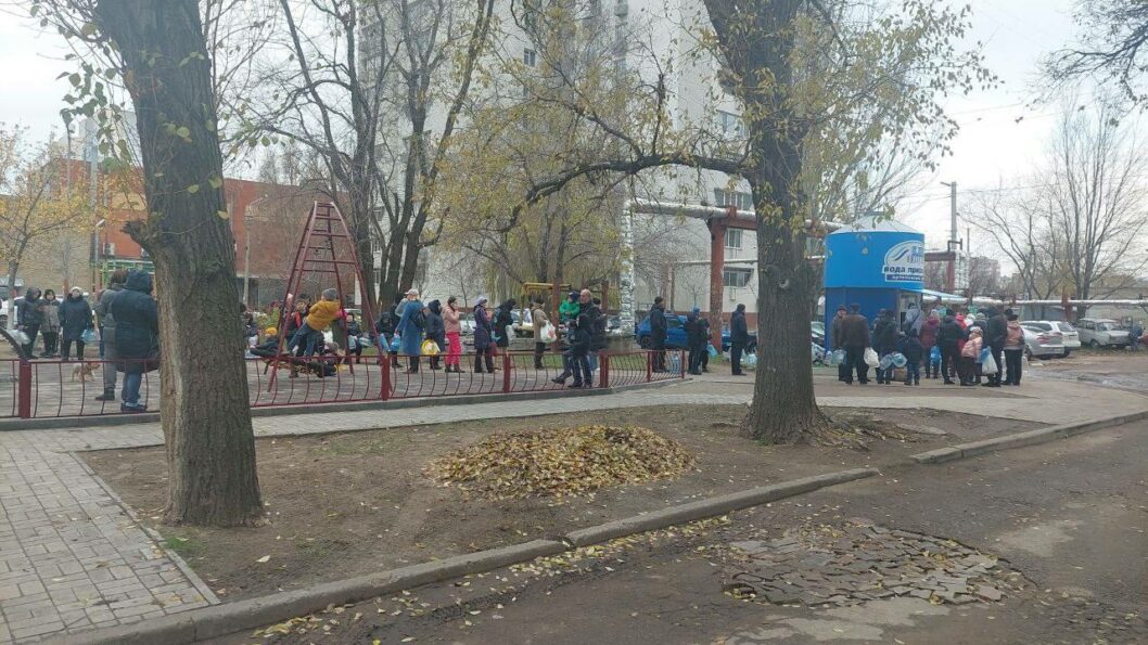 В Днепре выстроились большие очереди за водой - рис. 2