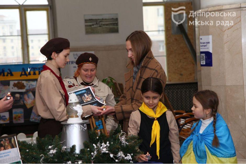 Символ миру: дніпровські пластуни зустріли Вифлиємський вогонь, який передали до України з Відня