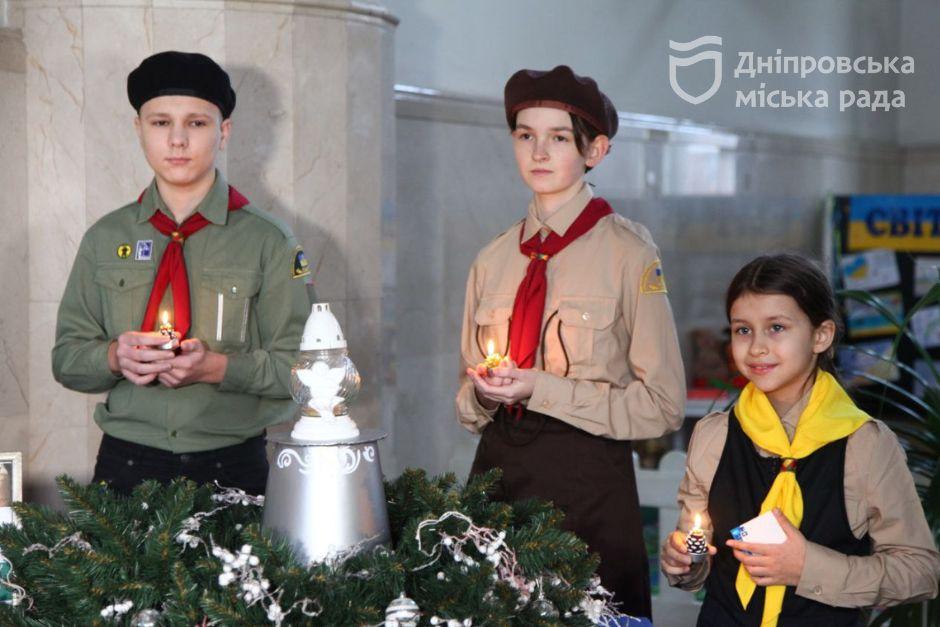 Символ миру: дніпровські пластуни зустріли Вифлиємський вогонь, який передали до України з Відня