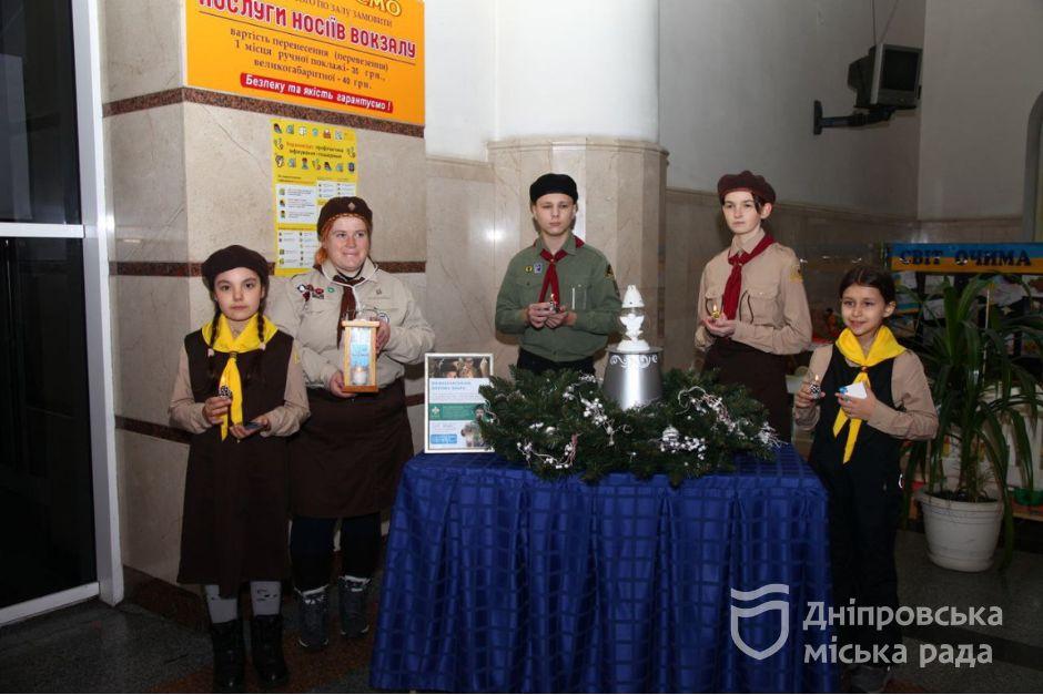 Символ миру: дніпровські пластуни зустріли Вифлиємський вогонь, який передали до України з Відня