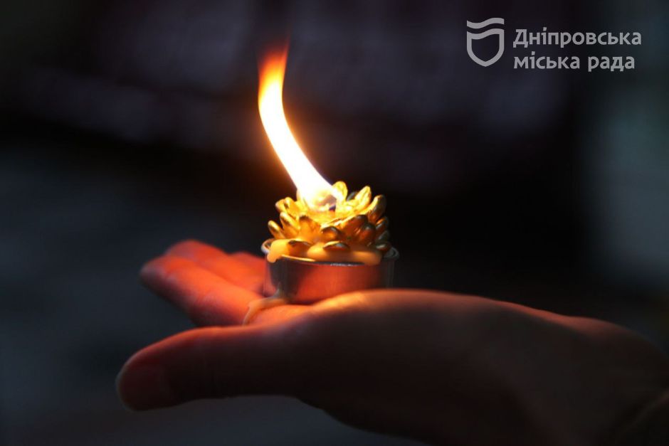 Символ миру: дніпровські пластуни зустріли Вифлиємський вогонь, який передали до України з Відня