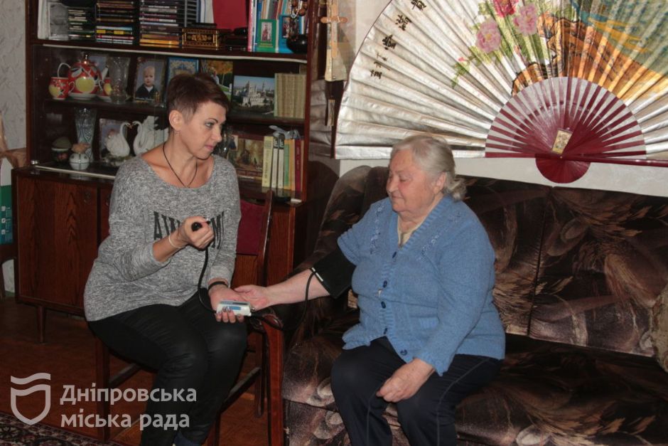 Як Дніпро під час блекауту опікується людьми похилого віку та особами з інвалідністю