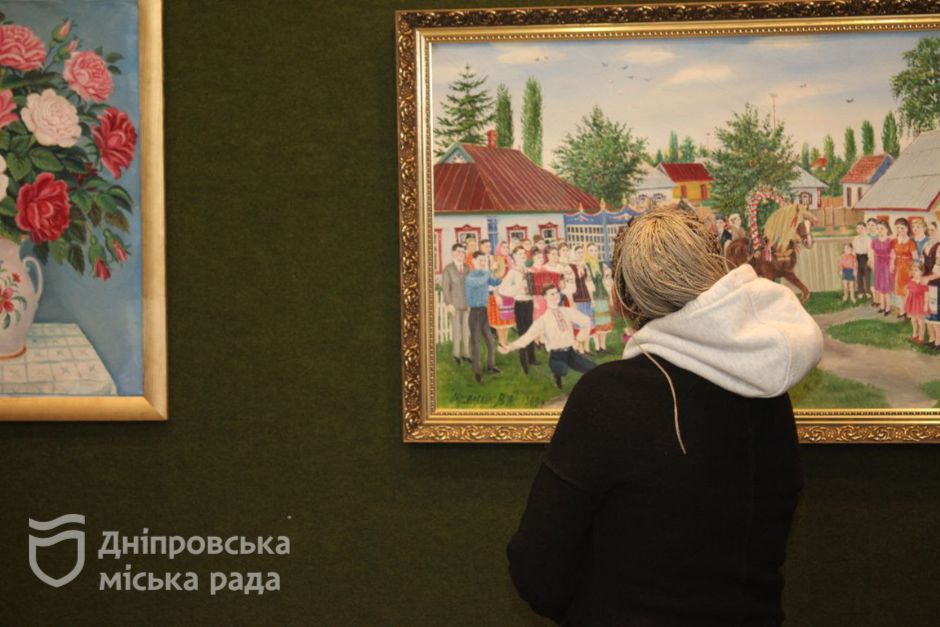 Писав картини без рук: у Дніпрі відкрили виставку Василя Мельника