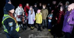 В одній із шкіл Дніпра організували акцію із виготовлення світловідбиваючих флікерів для дітей