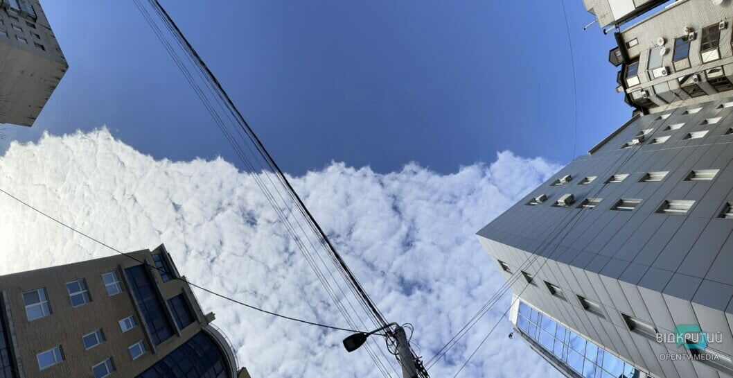 Ніби накрило хвилею: над Дніпром простяглися незвичні хмари (Фото)