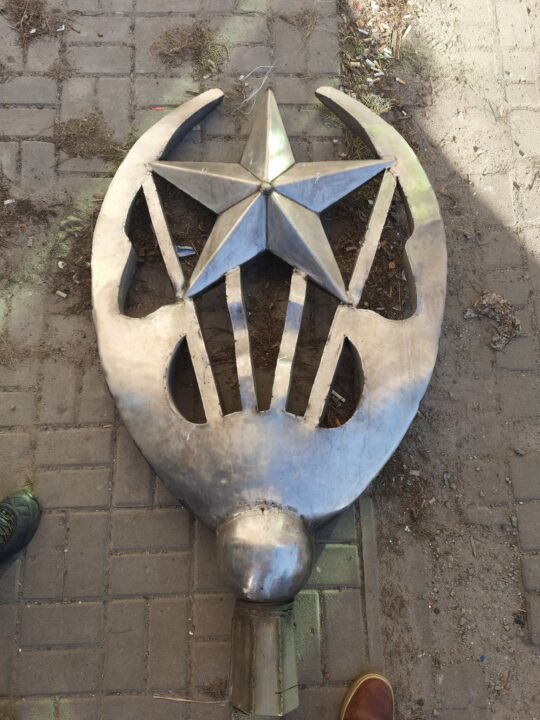 В Днепре на Рабочей демонтировали советскую звезду и установили трезубец - рис. 2