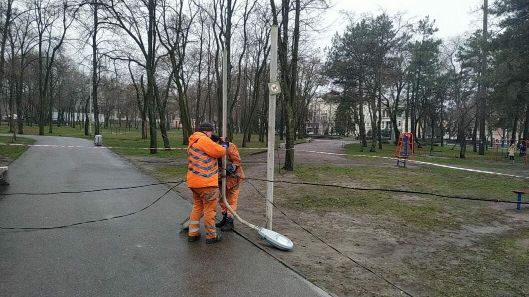 Наслідки негоди: в одному з парків Дніпра впало дерево та зламався ліхтар - рис. 5