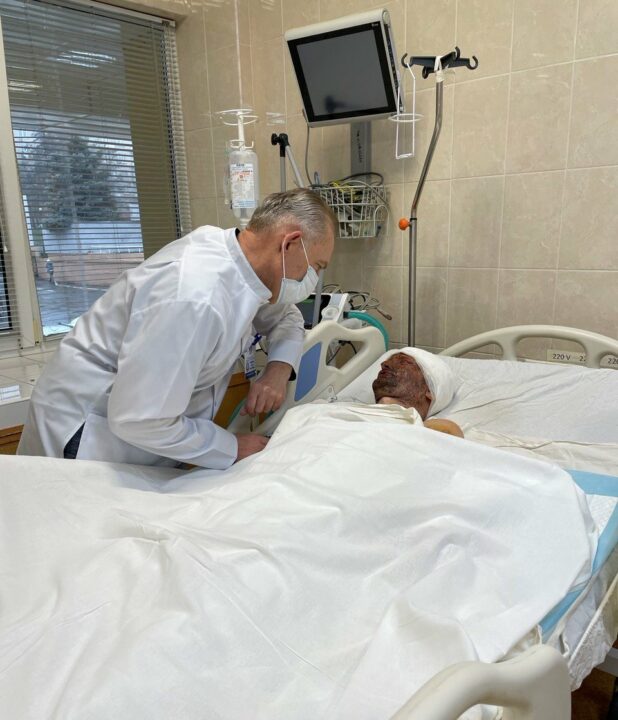 В Днепре врачи спасли жизнь бойцу ВСУ с тяжелым ранением - рис. 1