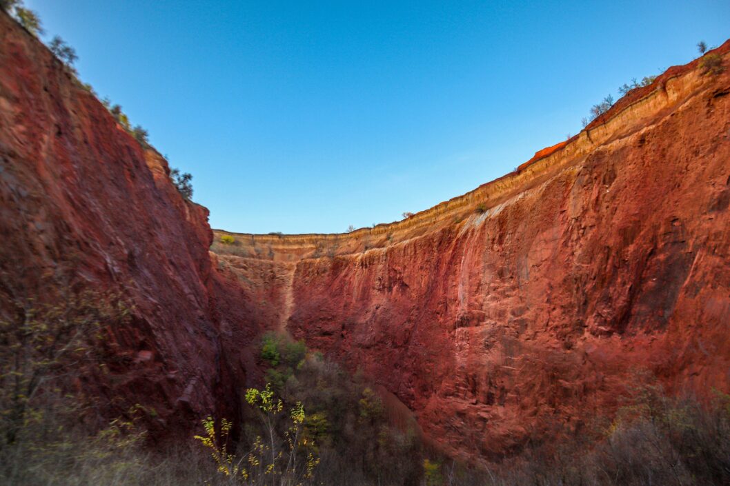 Пейзажная мистика: в Кривом Роге нашли пропасть, напоминающую декорацию апокалиптического фильма