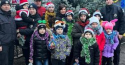 Подарили елку и лакомства: полицейские Каменского посетили дом семейного типа - рис. 11