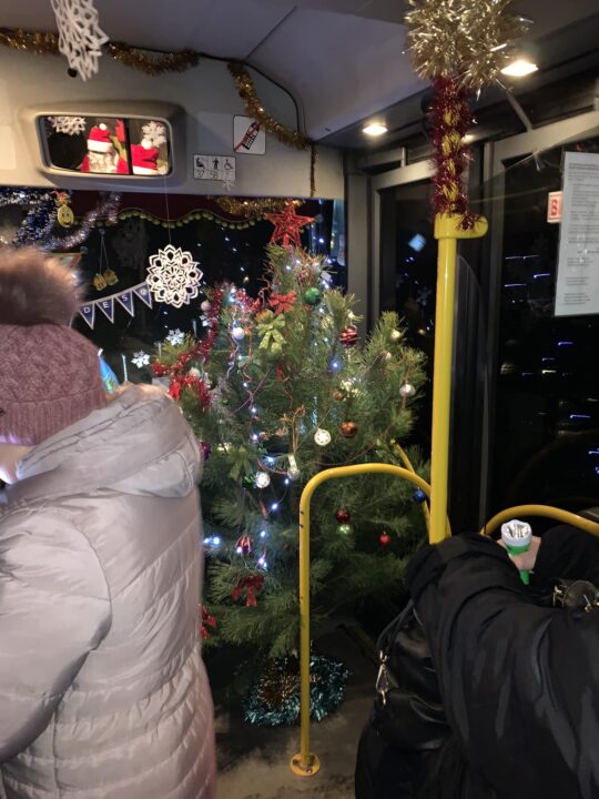 З ялинкою та Санта Клаусом: у Дніпрі курсує новорічний автобус (Фото) - рис. 1