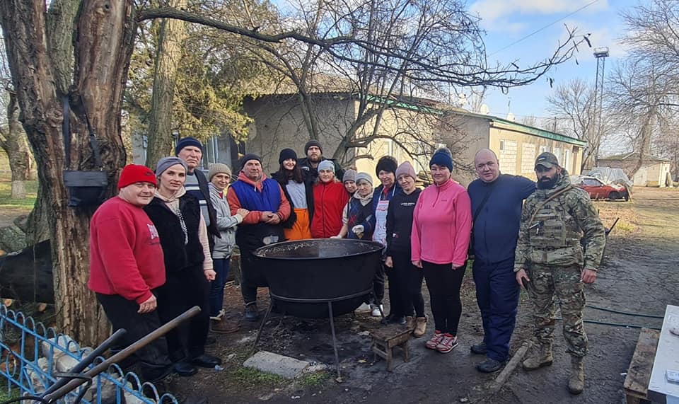 Дніпровські волонтери приготували понад 12 000 гарячих обідів у прифронтовій Снігурівці