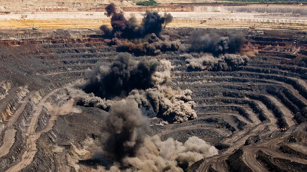 Причин для паніки немає: у Кривому Розі відбудеться вибух у кар'єрі підприємства