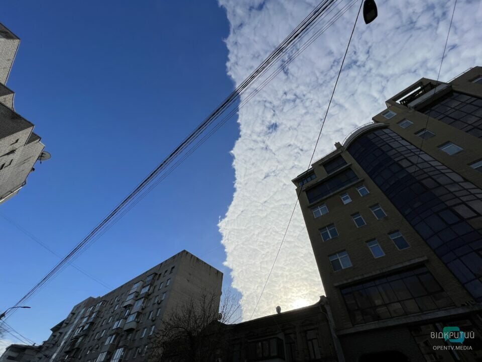 Как будто накрыло волной: над Днепром протянулись необычные облака (Фото) - рис. 1